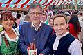 Im Bild von links: Tanja Göbel -Serviceleitung Frühjahrsvolksfest Hahn Zelt, Oberbürgermeister Christian Schuchardt, Michael Hahn.