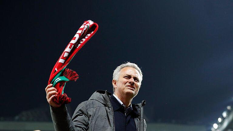 Jubel       -  United-Trainer José Mourinho feiert nach dem Spiel den Finaleinzug. Foto: Martin Rickett