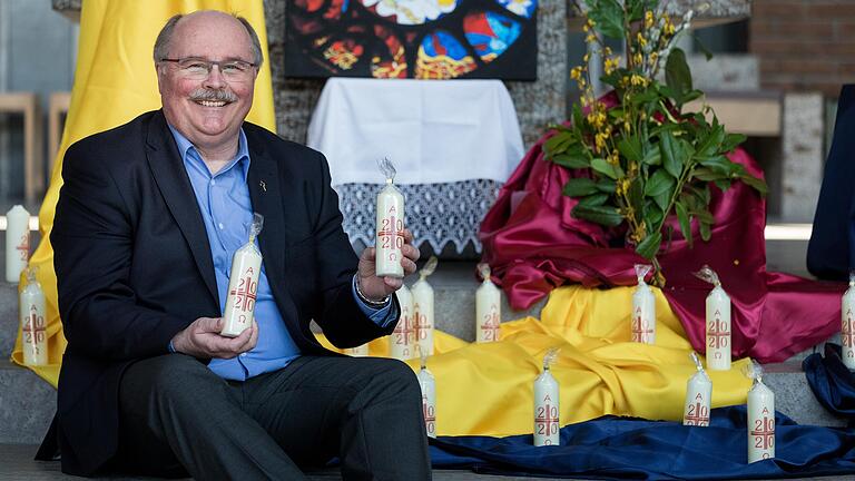 Pfarrer Alfred Kraus mit kleinen Osterkerzen in der Kirche St. Sebastian im Würzburger Stadtteil Heuchelhof. Die Kerzen werden gesegnet und können im Laufe des Ostersonntags von Gemeindemitgliedern abgeholt werden.