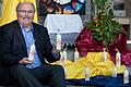 Pfarrer Alfred Kraus mit kleinen Osterkerzen in der Kirche St. Sebastian im Würzburger Stadtteil Heuchelhof. Die Kerzen werden gesegnet und können im Laufe des Ostersonntags von Gemeindemitgliedern abgeholt werden.