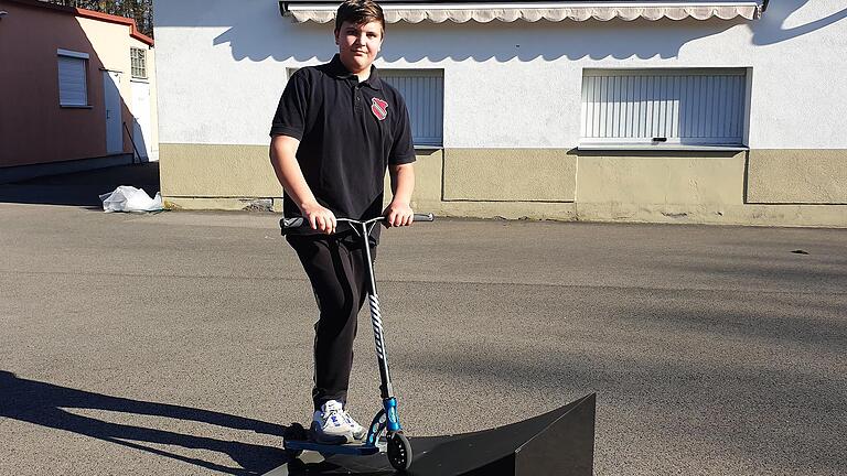 Hannes Federlein befährt am Sportgelände des TSV  Ebenhausen die  neue von der Gemeinde Oerlenbach angeschaffte  Skaterrampe. Foto: Elisabeth Mehn       -  Hannes Federlein befährt am Sportgelände des TSV  Ebenhausen die  neue von der Gemeinde Oerlenbach angeschaffte  Skaterrampe. Foto: Elisabeth Mehn