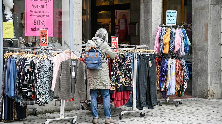 Im Landkreis Würzburg treten ab Sonntag Lockerungen in Kraft. Einkaufen, wie hier in Ochsenfurt, ist dann leichter möglich.