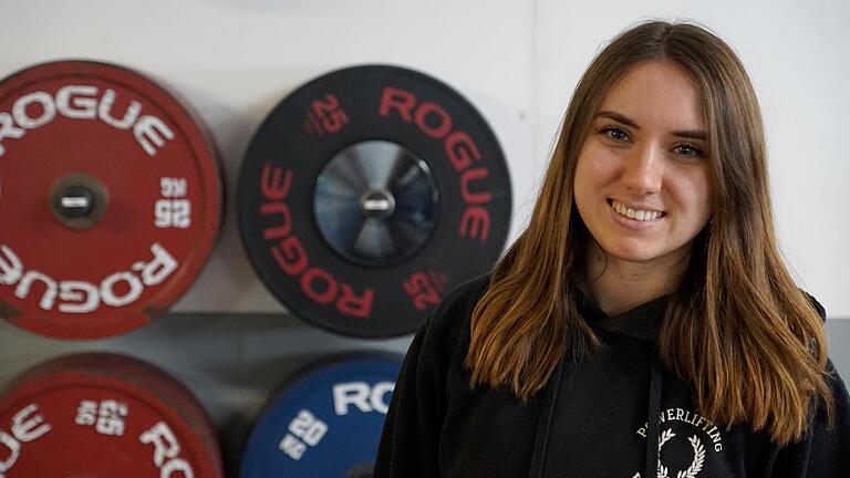 Lisa Schlagbauer tritt bei Wettkämpfen für den Verein Powerlifting Würzburg an, trainiert aber während ihres Masterstudiums in Köln.