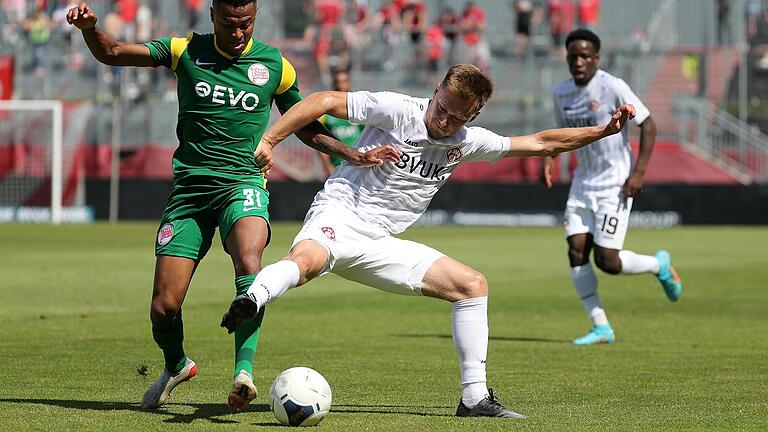 Thomas Haas von den Würzburger Kickers (rechts) im Zweikampf mit Ronny Marcos von den Kickers Offenbach