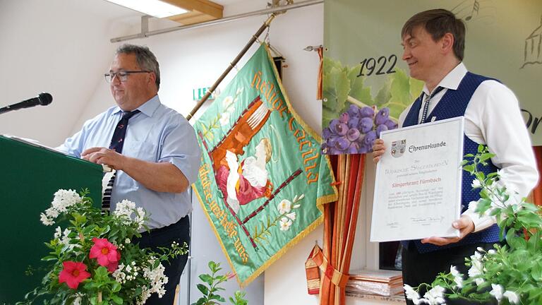 Zum 100-jährigen Bestehen konnte der Vorsitzende des Gesangvereins Fürnbach Jürgen Schug die Urkunde des Sängerkreises Bamberg von dessen stellvertretendem Vorsitzenden Reinhold Stubrach entgegennehmen.