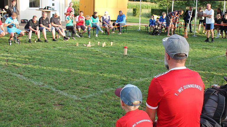 Gespannt verfolgen zwei Generationen des WC Dunnerkeil das Finale. Am Ende setzte sich das Team BSV Kubb Erkelenz aus Nordrhein-Westfalen durch.