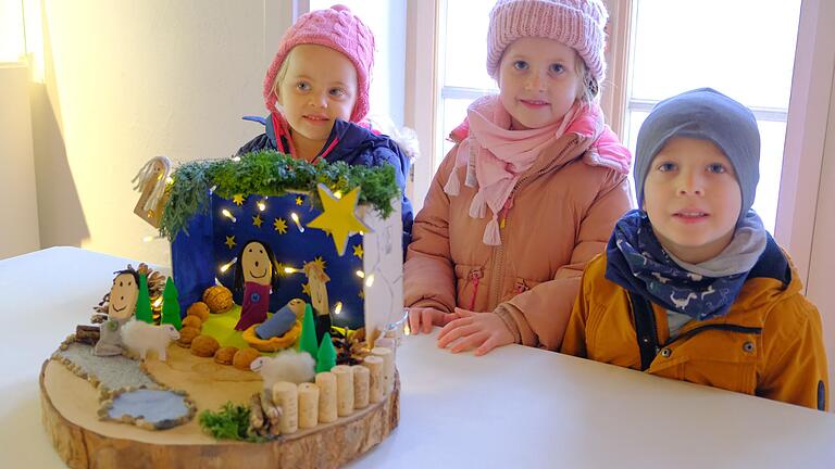 Stolz zeigen Kinder aus Gauaschach ihre Krippe.&nbsp;&nbsp;