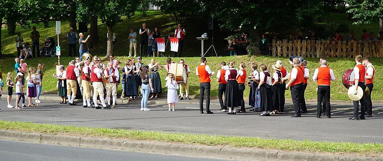 Empfang der Musikvereine nach dem Sternmarsch zum Massenchor