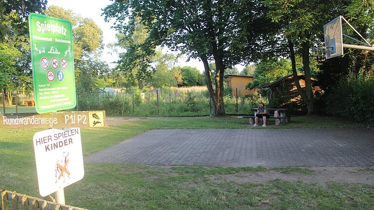 Der Basketballkorb auf dieser Spielfläche in Prichsenstadt stört eine Anwohnerin.