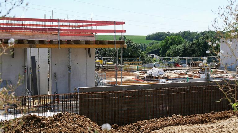 Im April war der Spatenstich für die Pleichachtalgrundschule in Unterpleichfeld. Auf der Baustelle geht es voran. Die Rohbauarbeiten sollen bis zum Jahresende abgeschlossen sein.