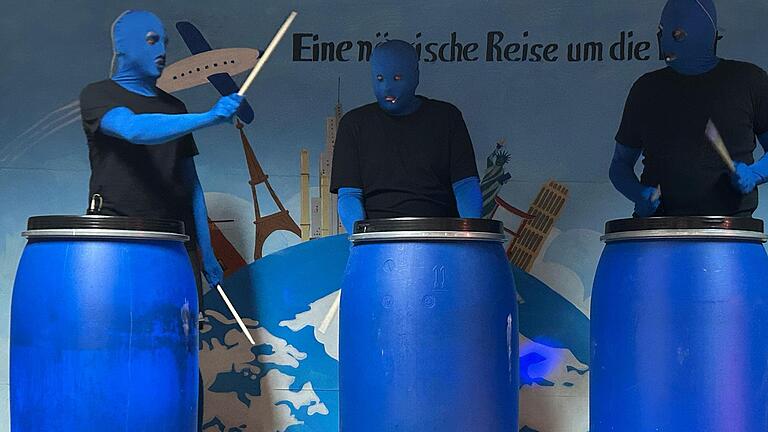 Die „Blue Man Group“ (Bastian Bünte, Jannik Wehner und Markus Metz) trommelte nicht nur. - Die „Blue Man Group“ (Bastian Bünte, Jannik Wehner und Markus Metz) trommelte nicht nur. Die „Blue Man Group“ (Bastian Bünte, Jannik Wehner und Markus Metz) trommelte nicht nur. - Die „Blue Man Group“ (Bastian Bünte, Jannik Wehner und Markus Metz) trommelte nicht nur.
