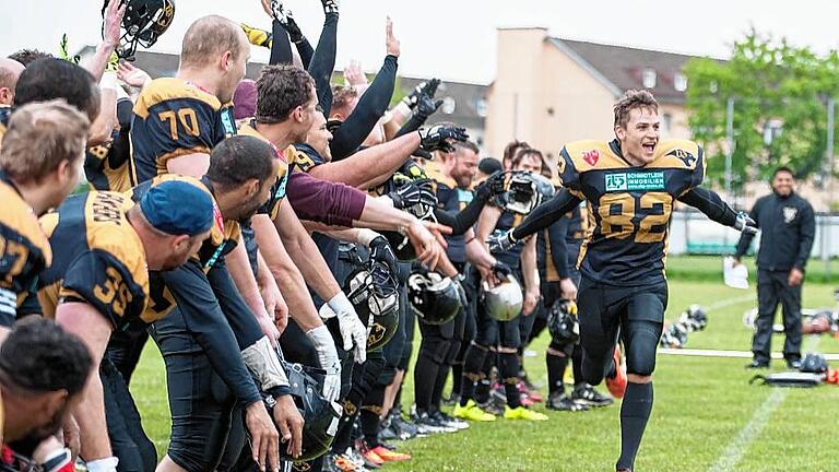 Marius Engelhardt von den Würzburg Panthers feiert seinen ersten Touchdown.