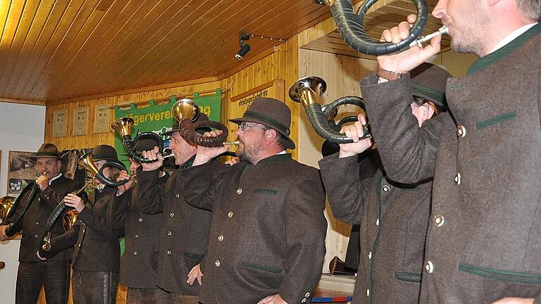 Die Jagdhornbläser der Jägervereinigung Hofheim beim symbolischen Verblasen der Strecke auf der Hegeschau.