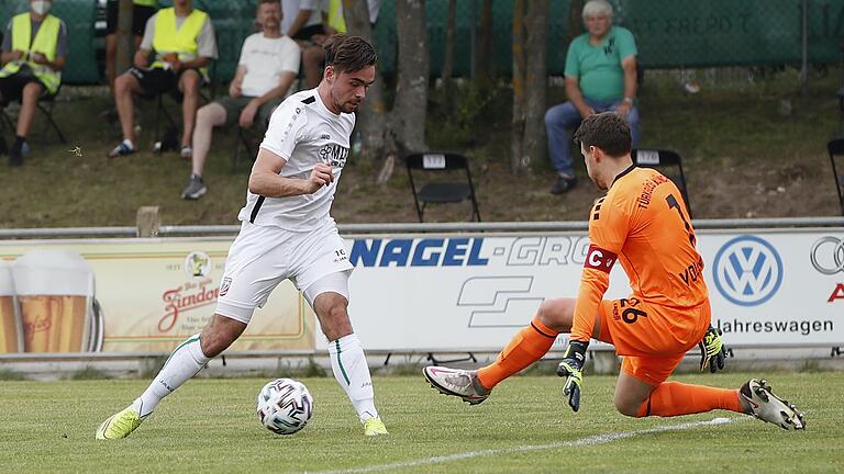 Severo Sturm vom TSV Abtswind vor Torwart René Vollath von Türkgücü München: Der TSV Abtswind hat im Toto-Pokal-Viertelfinale mit 3:5 gegen den Drittligisten verloren. Angreifer Sturm erzielte dabei alle drei Abtswinder Tore.