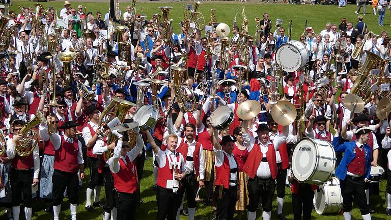 Die 140 Vereine im Gemeindegebiet Oberaurach feiern viele Feste, wie diese Aufnahme vom Kreismusikfest 2019 in Dankenfeld zeigt. Dafür schafft die Gemeinde eine mobile Outdoor-Bühne an.