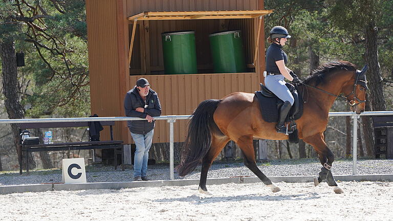 Reitsport auf der Steige       -  Ein starker Analytiker ist Reit-Sport-Experte Jan-Peter Flöttmann, der hier Ronja Schmittfull vom RFV Sulzthal im Fokus hat.