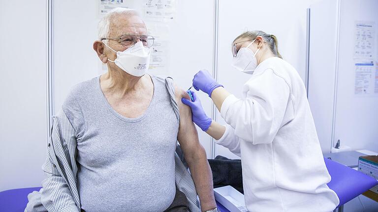 Bereits am 30. Dezember ist Gerhard Langer (84) aus Haßfurt gegen das Coronavirus geimpft worden. Bislang haben knapp 20 000 Menschen&nbsp;in der Region die Erstimpfung erhalten.