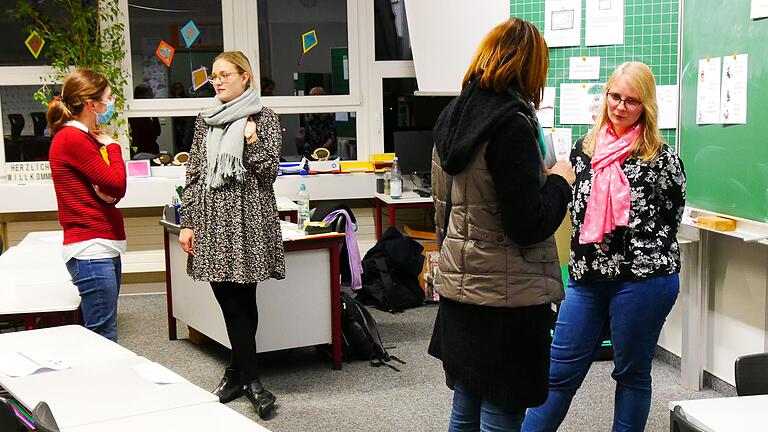 Die Eltern informierten sich über das Konzept Lernen lernen an den verschiedenen Stationen im Schulhaus.