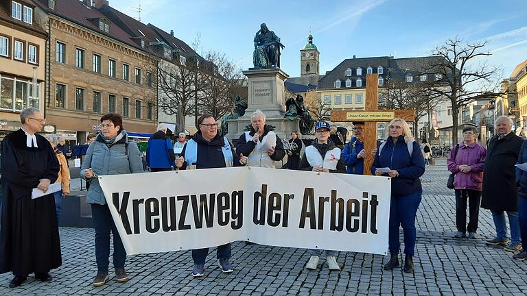 Das Banner wird von Mitgliedern des KAB-Stadt- und Kreisverbands Schweinfurt getragen.