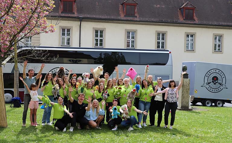 Gruppenfoto vor Beginn der Konzerte mit den Beteiligten des Universitätsklinikums Würzburg und dem Team der Kinderklinikkonzerte e.V. Gruppenfoto vor Beginn der Konzerte mit den Beteiligten des Universitätsklinikums Würzburg und dem Team der Kinderklinikkonzerte e.V.
