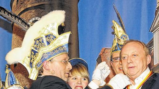 Sternekoch Schuhbeck mit Schlappmaulorden ausgezeichnet - (hh) Dass Alfons Schuhbeck ein würdiger Träger des Schlappmaulordens der Kitzinger Karnevalsgesellschaft (KiKaG) ist, bewies er am Rosenmontag schon beim Betreten des Kitzinger Dekanatszentrums: Hofrat Walter Vierrether wollte ihm einen Korb mit Etwashäuser Gemüse überreichen, doch Schuhbeck erwiderte spontan: „Eine Halbe Bier wäre mir jetzt lieber“. Überhaupt war der Starkoch bestens gelaunt und witzelte mit seinem Laudator Gregor Gysi (Die Linke) um die Wette. „Schuhbeck hat den Orden in jeder Hinsicht verdient“, befand Gysi, nachdem KiKaG-Präsident Jürgen Hertel erläutert hatte, dass ein Ordensträger über eine „vortrefflich lockere Zunge“ verfügen solle und „ein schlagfertiges Wort zu führen weiß“. Gysi, Jurist und Chef Linksfraktion, schilderte die Lebensstationen des Fernsehkochs und feixte: „Der Mann ist schwer in Ordnung, denn er ist katholisch, hat vier Kinder und ist nicht verheiratet, deswegen möchte ich nicht sein Beichtvater sein“. Alfons Schuhbeck fühlte sich geehrt von der Laudatio von „diesem eloquenten und preußischen Rotfuchs aus Berlin“. Der in Traunstein geborene 62-jährige Schuhbeck bewies seine Ordenswürdigkeit auch, als er erzählte, dass im Leipziger Allerlei von Gregor Gysis Linken zu viel rote Rüben und zu wenig Schwarzwurzeln drin seien. Auf unserem Foto ist zu sehen, wie KiKaG-Präsident Jürgen Hertel den 28. Schlappmaulorden Starkoch Alfons Schuhbeck umhängt. Links im Bild Gregor Gysi, der bereits 2003 den Schlappmaulorden bekam, und nun die Laudatio auf Schuhbeck hielt. Sternekoch Schuhbeck mit Schlappmaulorden ausgezeichnet - (hh) Dass Alfons Schuhbeck ein würdiger Träger des Schlappmaulordens der Kitzinger Karnevalsgesellschaft (KiKaG) ist, bewies er am Rosenmontag schon beim Betreten des Kitzinger Dekanatszentrums: Hofrat Walter Vierrether wollte ihm einen Korb mit Etwashäuser Gemüse überreichen, doch Schuhbeck erwiderte spontan: „Eine Halbe Bier wäre mir jetzt lieber“. Überhaupt war der Starkoch bestens gelaunt und witzelte mit seinem Laudator Gregor Gysi (Die Linke) um die Wette. „Schuhbeck hat den Orden in jeder Hinsicht verdient“, befand Gysi, nachdem KiKaG-Präsident Jürgen Hertel erläutert hatte, dass ein Ordensträger über eine „vortrefflich lockere Zunge“ verfügen solle und „ein schlagfertiges Wort zu führen weiß“. Gysi, Jurist und Chef Linksfraktion, schilderte die Lebensstationen des Fernsehkochs und feixte: „Der Mann ist schwer in Ordnung, denn er ist katholisch, hat vier Kinder und ist nicht verheiratet, deswegen möchte ich nicht sein Beichtvater sein“. Alfons Schuhbeck fühlte sich geehrt von der Laudatio von „diesem eloquenten und preußischen Rotfuchs aus Berlin“. Der in Traunstein geborene 62-jährige Schuhbeck bewies seine Ordenswürdigkeit auch, als er erzählte, dass im Leipziger Allerlei von Gregor Gysis Linken zu viel rote Rüben und zu wenig Schwarzwurzeln drin seien. Auf unserem Foto ist zu sehen, wie KiKaG-Präsident Jürgen Hertel den 28. Schlappmaulorden Starkoch Alfons Schuhbeck umhängt. Links im Bild Gregor Gysi, der bereits 2003 den Schlappmaulorden bekam, und nun die Laudatio auf Schuhbeck hielt.