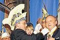 Sternekoch Schuhbeck mit Schlappmaulorden ausgezeichnet       -  (hh)   Dass Alfons Schuhbeck ein würdiger Träger des Schlappmaulordens der Kitzinger Karnevalsgesellschaft (KiKaG) ist, bewies er am Rosenmontag schon beim Betreten des Kitzinger Dekanatszentrums: Hofrat Walter Vierrether wollte ihm einen Korb mit Etwashäuser Gemüse überreichen, doch Schuhbeck erwiderte spontan: &bdquo;Eine Halbe Bier wäre mir jetzt lieber&ldquo;. Überhaupt war der Starkoch bestens gelaunt und witzelte mit seinem Laudator Gregor Gysi (Die Linke) um die Wette. &bdquo;Schuhbeck hat den Orden in jeder Hinsicht verdient&ldquo;, befand Gysi, nachdem KiKaG-Präsident Jürgen Hertel erläutert hatte, dass ein Ordensträger über eine &bdquo;vortrefflich lockere Zunge&ldquo; verfügen solle und &bdquo;ein schlagfertiges Wort zu führen weiß&ldquo;. Gysi, Jurist und Chef Linksfraktion, schilderte die Lebensstationen des Fernsehkochs und feixte: &bdquo;Der Mann ist schwer in Ordnung, denn er ist katholisch, hat vier Kinder und ist nicht verheiratet, deswegen möchte ich nicht sein Beichtvater sein&ldquo;. Alfons Schuhbeck fühlte sich geehrt von der Laudatio von &bdquo;diesem eloquenten und preußischen Rotfuchs aus Berlin&ldquo;. Der in Traunstein geborene 62-jährige Schuhbeck bewies seine Ordenswürdigkeit auch, als er erzählte, dass im Leipziger Allerlei von Gregor Gysis Linken zu viel rote Rüben und zu wenig Schwarzwurzeln drin seien. Auf unserem Foto ist zu sehen, wie KiKaG-Präsident Jürgen Hertel den 28. Schlappmaulorden Starkoch Alfons Schuhbeck umhängt. Links im Bild Gregor Gysi, der bereits 2003 den Schlappmaulorden bekam, und nun die Laudatio auf Schuhbeck hielt.