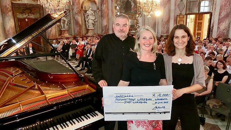 Franz Erich Kollroß übergibt die Spende an Evelyn Meining und Katharina Strein Franz Erich Kollroß übergibt die Spende an Evelyn Meining und Katharina Strein