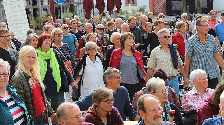 Bei dem weltweiten Aktionstag beteiligten sich in Haßfurt auch Eltern und Großeltern an dem Protest.