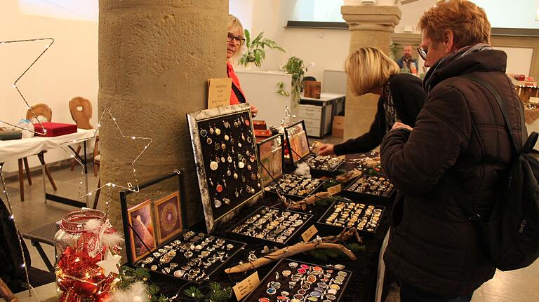 Die Verkaufsstände beim Fladunger Weihnachtsmarkt lockten mit einem bunten Angebot. Um etwas Schönes für den Gabentisch zu finden, musste man nicht lange suchen.