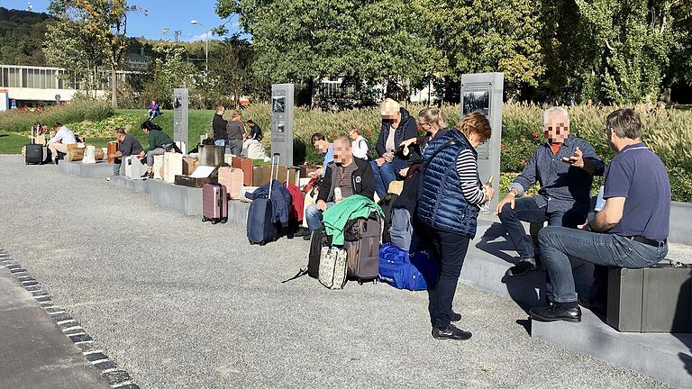 Der DenkOrt Deportation am Würzburger Hauptbahnhof: Viele Menschen nutzen diesen als Sitzgelegenheit.