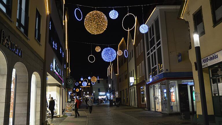 Nicht viele, aber doch einige Besucher wollten sich wie hier in der Hohnstraße den verlängerten Einkaufsabend nicht entgehen lassen.