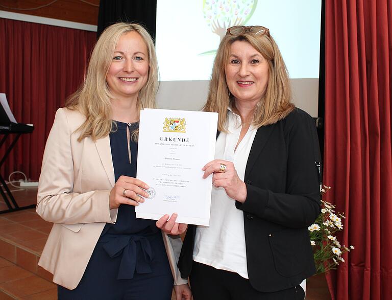 Schulamtsdirektorin Susanne Vodde (rechts) hielt die 
Laudatio auf die neue Rektorin der Grundschule Maroldsweisach Daniela Thauer und überreichte ihr die offizielle Ernennungsurkunde.