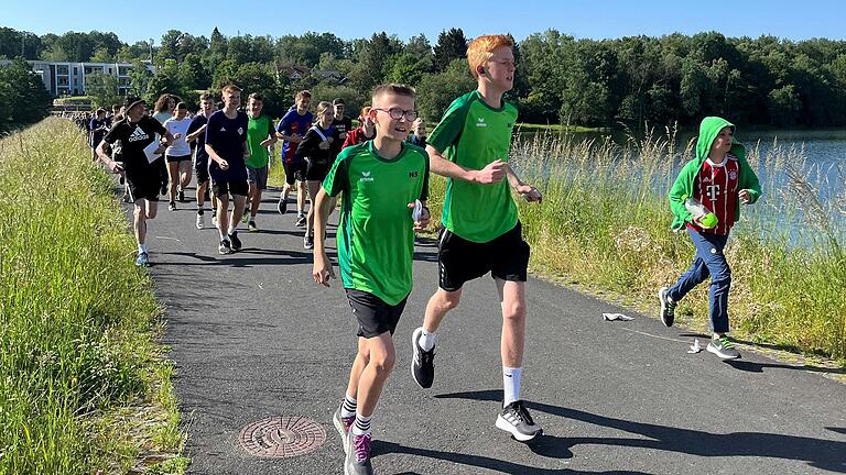 Startschuss zum Spendenlauf. Startschuss zum Spendenlauf.