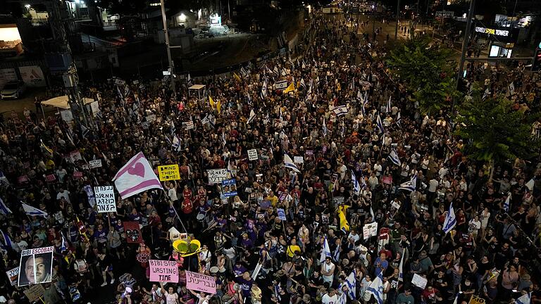 Nahostkonflikt - Tel Aviv       -  Tausende demonstieren in Israel für ein Abkommen zur Freilassung der Geiseln.