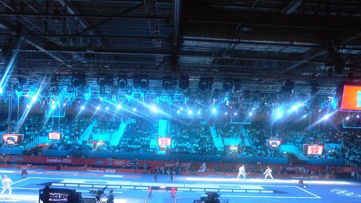 Fechten im 'ExCel'       -  Jürgen Höpfls Sicht aus der Fechthalle im 'ExCel': Deutschland ficht gerade hinten rechts.