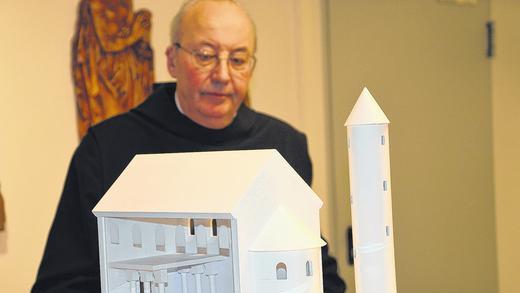 Rekonstruiert: Als man nach 1936 das neue Münster baute, fand man  Überreste und Fundamente der ersten Klosterkirche aus dem 9. Jahrhundert, sagt Pater Franziskus Büll.