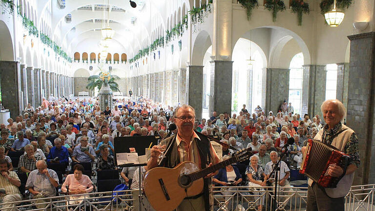 Groß ist der Andrang des Publikums beim gemeinsamen Singen mit Edmund Seller und Robert Bauch in der Wandelhalle. Fotos: Sebastian Elsässer       -  Groß ist der Andrang des Publikums beim gemeinsamen Singen mit Edmund Seller und Robert Bauch in der Wandelhalle. Fotos: Sebastian Elsässer