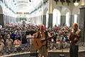 Groß ist der Andrang des Publikums beim gemeinsamen Singen mit Edmund Seller und Robert Bauch in der Wandelhalle. Fotos: Sebastian Elsässer       -  Groß ist der Andrang des Publikums beim gemeinsamen Singen mit Edmund Seller und Robert Bauch in der Wandelhalle. Fotos: Sebastian Elsässer