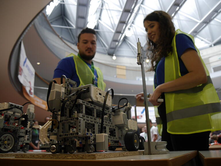 Roboterparkplatz: Vor dem Start müssen sich die Lego-Konstruktionen dem strengen Blick der Schiedsrichter stellen.