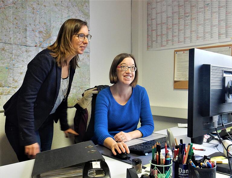 Katrin Schauer (links) und Anne Königsmann von der Freiwilligenagentur GemeinSinn im Büro in der Gorch-Fock-Straße in Schweinfurt (BRK-Haus).