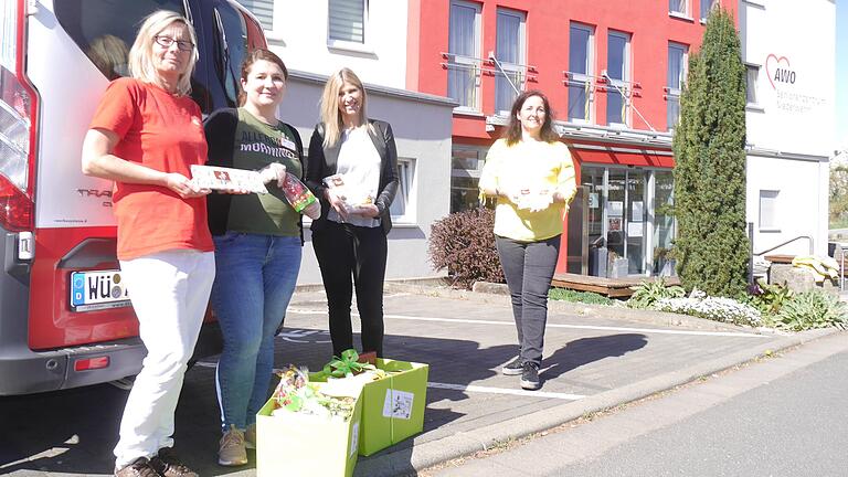 Annette Körner und Irina Blasius nehmen die süße Überraschung von Claudia Greubel und Bianca Eggert (von links) vor dem&nbsp;AWO-Heim in Niederwerrn entgegen.