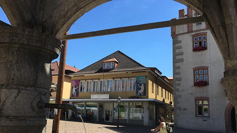 Der Umbau des ehemaligen Kaufhauses zum Bürgerhaus kann weitergehen: Das Landratsamt hat einen Kompromiss vorgeschlagen, dem die Familie Schilling und die Stadt bereits zugestimmt haben. Foto: Ralf Ruppert       -  Der Umbau des ehemaligen Kaufhauses zum Bürgerhaus kann weitergehen: Das Landratsamt hat einen Kompromiss vorgeschlagen, dem die Familie Schilling und die Stadt bereits zugestimmt haben. Foto: Ralf Ruppert