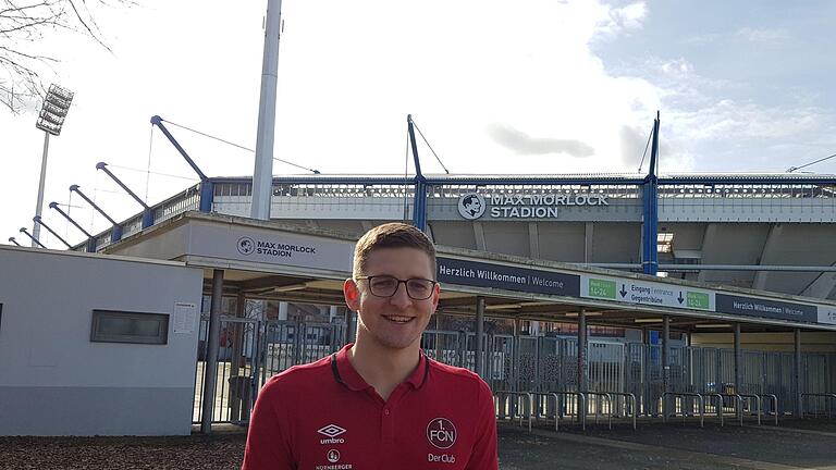 Johannes Wolf, hier vor dem Max-Morlock-Stadion, ist über die Kleidung immer als Fanbeauftragter erkennbar. Foto: privat       -  Johannes Wolf, hier vor dem Max-Morlock-Stadion, ist über die Kleidung immer als Fanbeauftragter erkennbar. Foto: privat