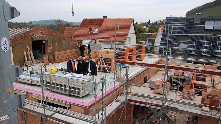 Vom Kran aus ist die Baustelle des neuen Feuerwehrhauses gut zu überblicken: links das Dach des bestehenden Schulungsraumes, dann Umkleiden und Büro sowie rechts der Stellplatz fürs Fahrzeug. In der Bildmitte studieren Stadtbaumeister Detlef Mohr,... - Vom Kran aus ist die Baustelle des neuen Feuerwehrhauses gut zu überblicken: links das Dach des bestehenden Schulungsraumes, dann Umkleiden und Büro sowie rechts der Stellplatz fürs Fahrzeug. In der Bildmitte studieren Stadtbaumeister Detlef Mohr, Polier Klaus Weißenberger und Architekt Thomas Ruser die Pläne. Vom Kran aus ist die Baustelle des neuen Feuerwehrhauses gut zu überblicken: links das Dach des bestehenden Schulungsraumes, dann Umkleiden und Büro sowie rechts der Stellplatz fürs Fahrzeug. In der Bildmitte studieren Stadtbaumeister Detlef Mohr,... - Vom Kran aus ist die Baustelle des neuen Feuerwehrhauses gut zu überblicken: links das Dach des bestehenden Schulungsraumes, dann Umkleiden und Büro sowie rechts der Stellplatz fürs Fahrzeug. In der Bildmitte studieren Stadtbaumeister Detlef Mohr, Polier Klaus Weißenberger und Architekt Thomas Ruser die Pläne.