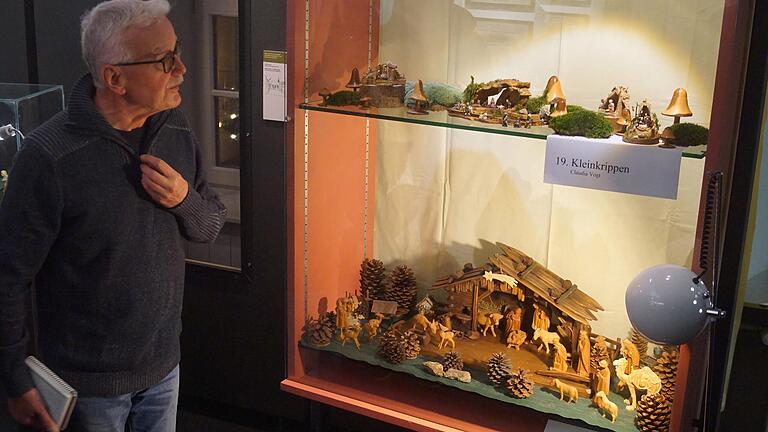 Unterschiedliche Krippen aus der ganzen Welt sind in Gerolzhofen in den Schaufenstern der Geschäfte der Spitalstraße und im alten Rathaus ausgestellt. Unterschiedliche Krippen aus der ganzen Welt sind in Gerolzhofen in den Schaufenstern der Geschäfte der Spitalstraße und im alten Rathaus ausgestellt.