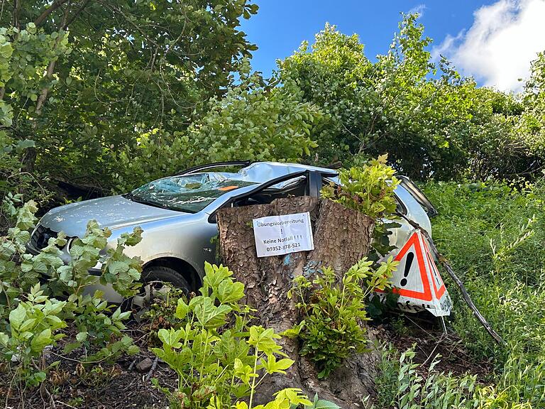 Das Übungsszenario: Ein Auto ist auf der Bahnstrecke mit einem Zug kollidiert und die Böschung hinabgestürzt.