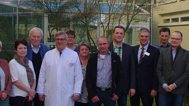 Visite im Krankenhaus in Marktheidenfeld: Vertreter der Freien Wähler um den Ortsvorsitzenden Holger Seidel (Sechster von rechts) sowie des Klinikums Main-Spessart um Klinikreferent Gregor Bett (rechts daneben) und Ärztlichem Direktor Dr. Matthias Schneider (Dritter von rechts).