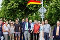 Oberbürgermeister Christian Schuchardt enthüllt das Straßenschild „Rosa-Buchbinder-Straße“ mit Anwohnerinnen und Anwohnern sowie Stadtratsmitgliedern. Außerdem dabei waren der Leiter des Stadtarchivs Axel Metz und Dirk Terwey vom Mainfranken Theater.