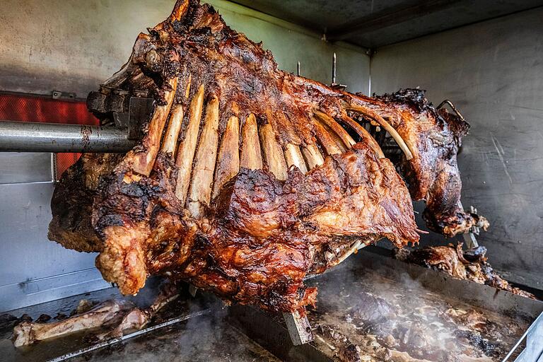 Ein Fest für Fleischesser: Der fertige Ochse, nachdem er von Samstagabend bis Sonntagfrüh gut durchgeschmort ist.