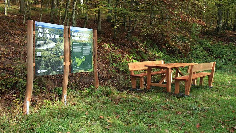 Ein neuer Picknicktisch steht jetzt neben der Infotafel am Hollacher Berg.